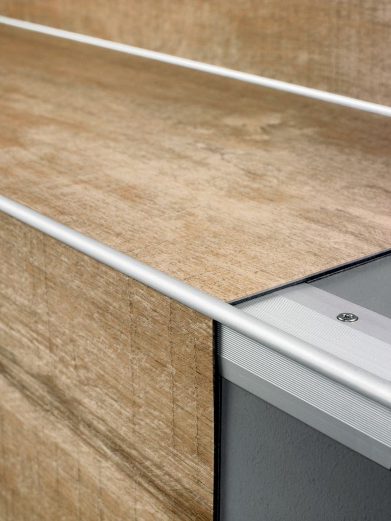 [QS-QSVSTPGLUESILV] PROFILE D'ESCALIER GLUE - ARGENT - 2000X40X26MM - QSVSTPGLUESILV